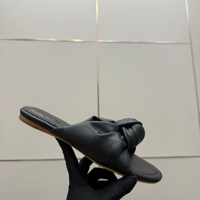 BOTTEGA VENETA 26S SLIDE SANDALS IN BLACK LAMBSKIN