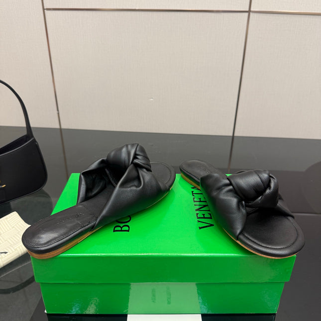 BOTTEGA VENETA 26S SLIDE SANDALS IN BLACK LAMBSKIN
