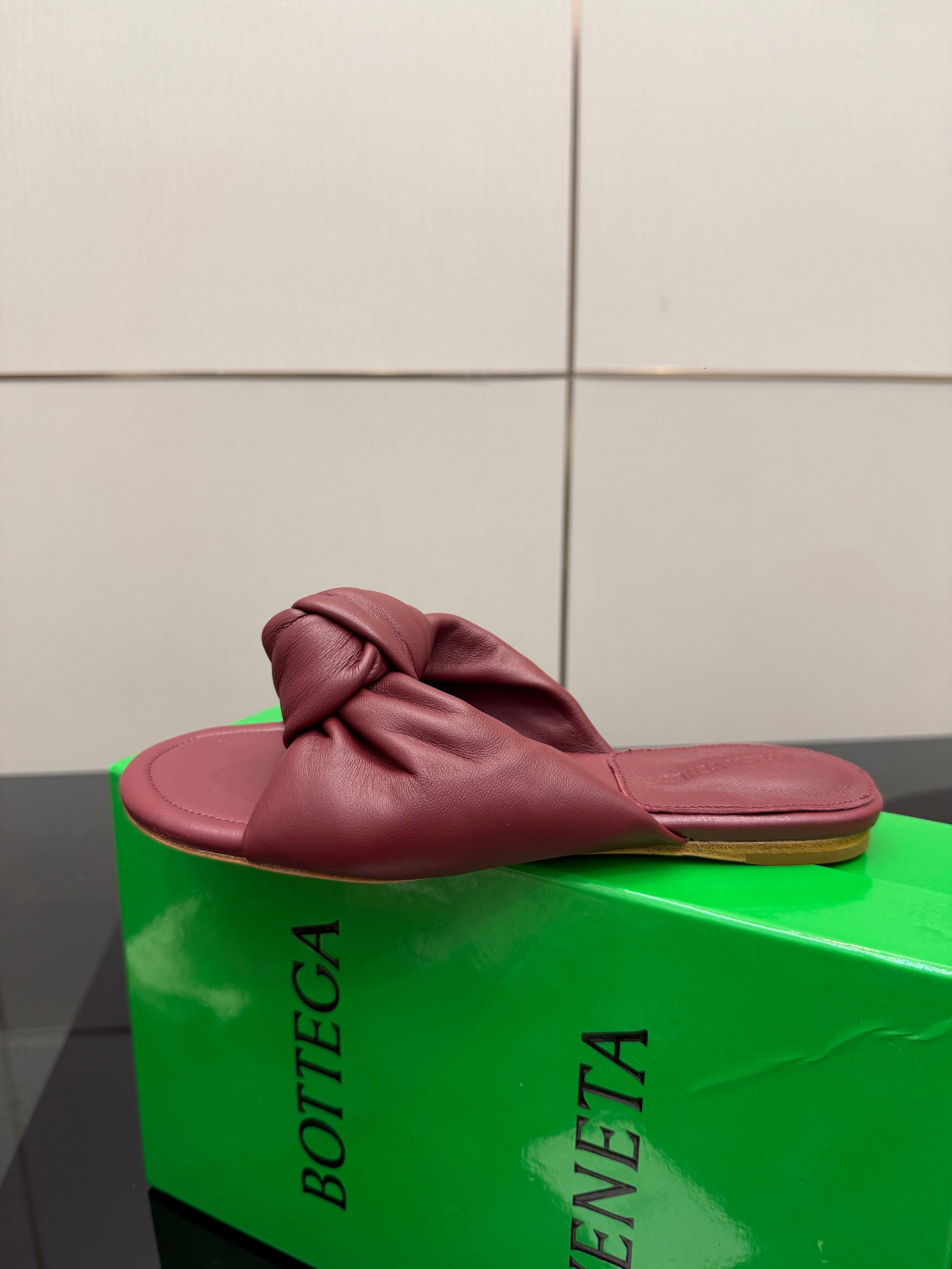 BOTTEGA VENETA 26S SLIDE SANDALS IN DARK RED LAMBSKIN