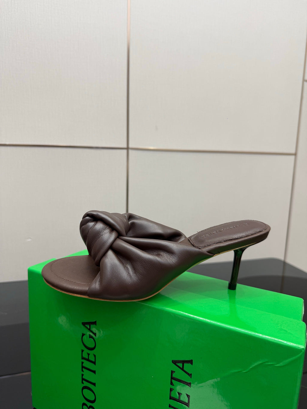 BOTTEGA VENETA 26S KNOT-STRAP HIGH-HEEL SANDALS IN BROWN LAMBSKIN