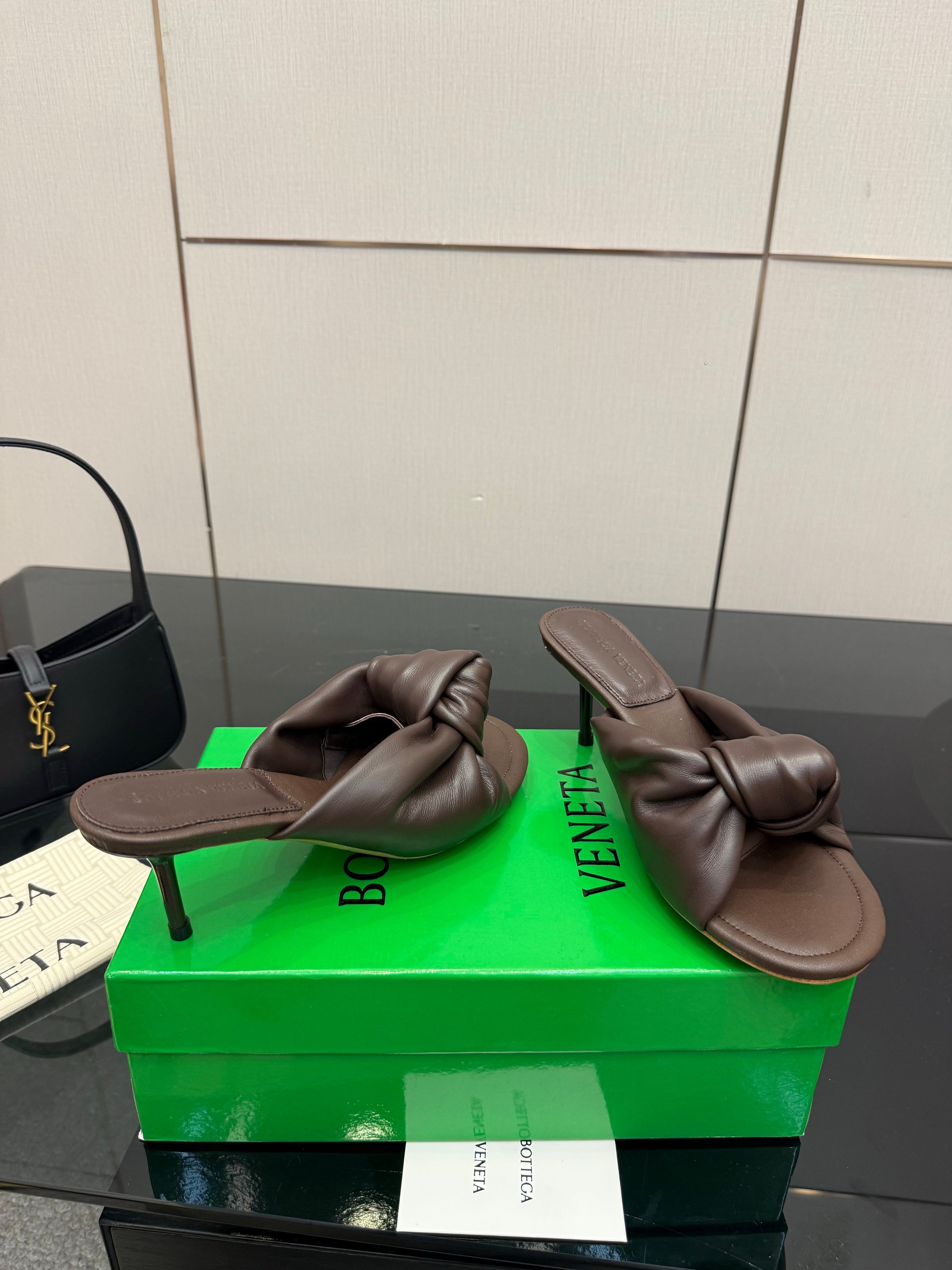 BOTTEGA VENETA 26S KNOT-STRAP HIGH-HEEL SANDALS IN BROWN LAMBSKIN