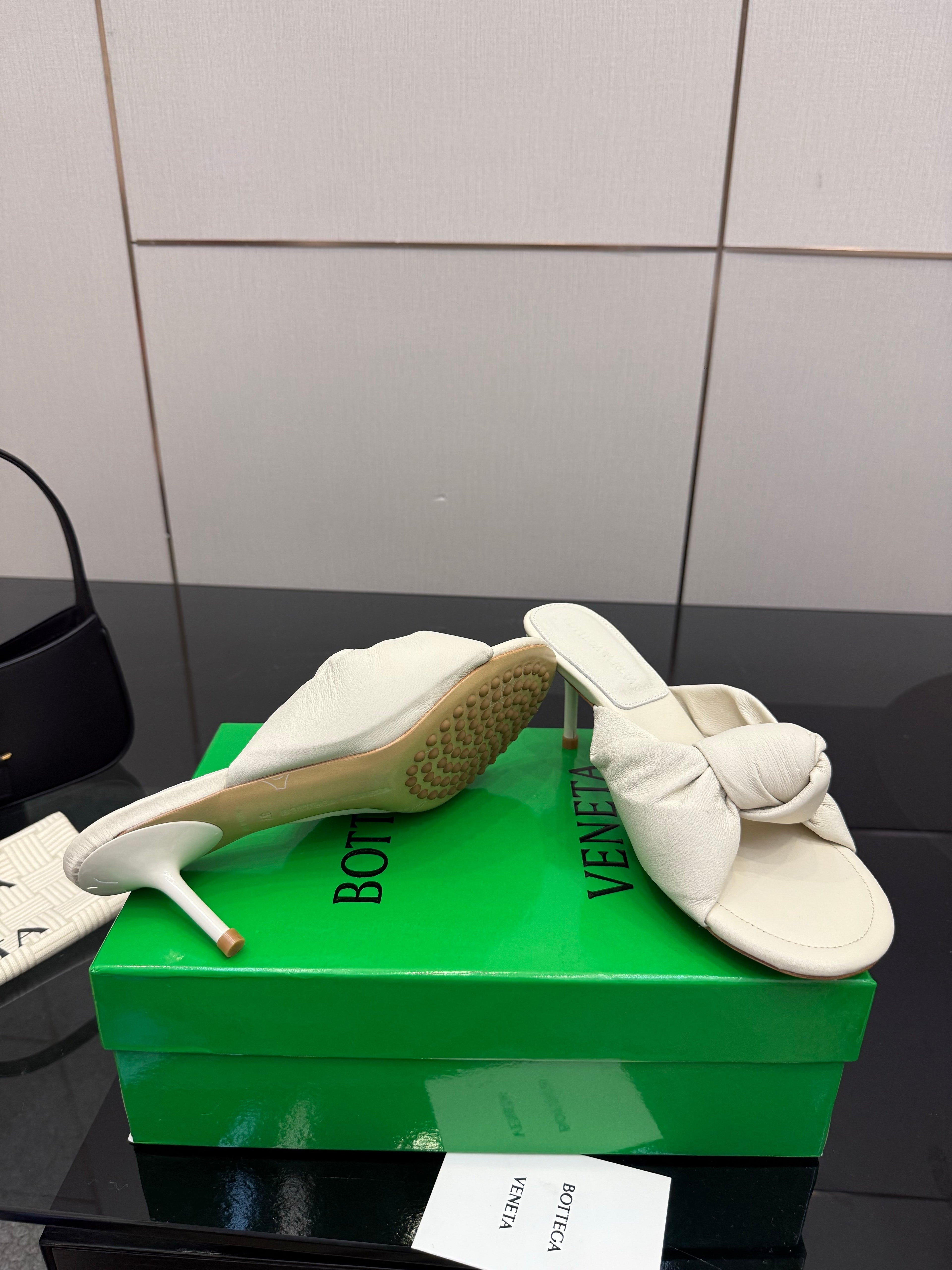 BOTTEGA VENETA 26S KNOT-STRAP HIGH-HEEL SANDALS IN OFF-WHITE LAMBSKIN
