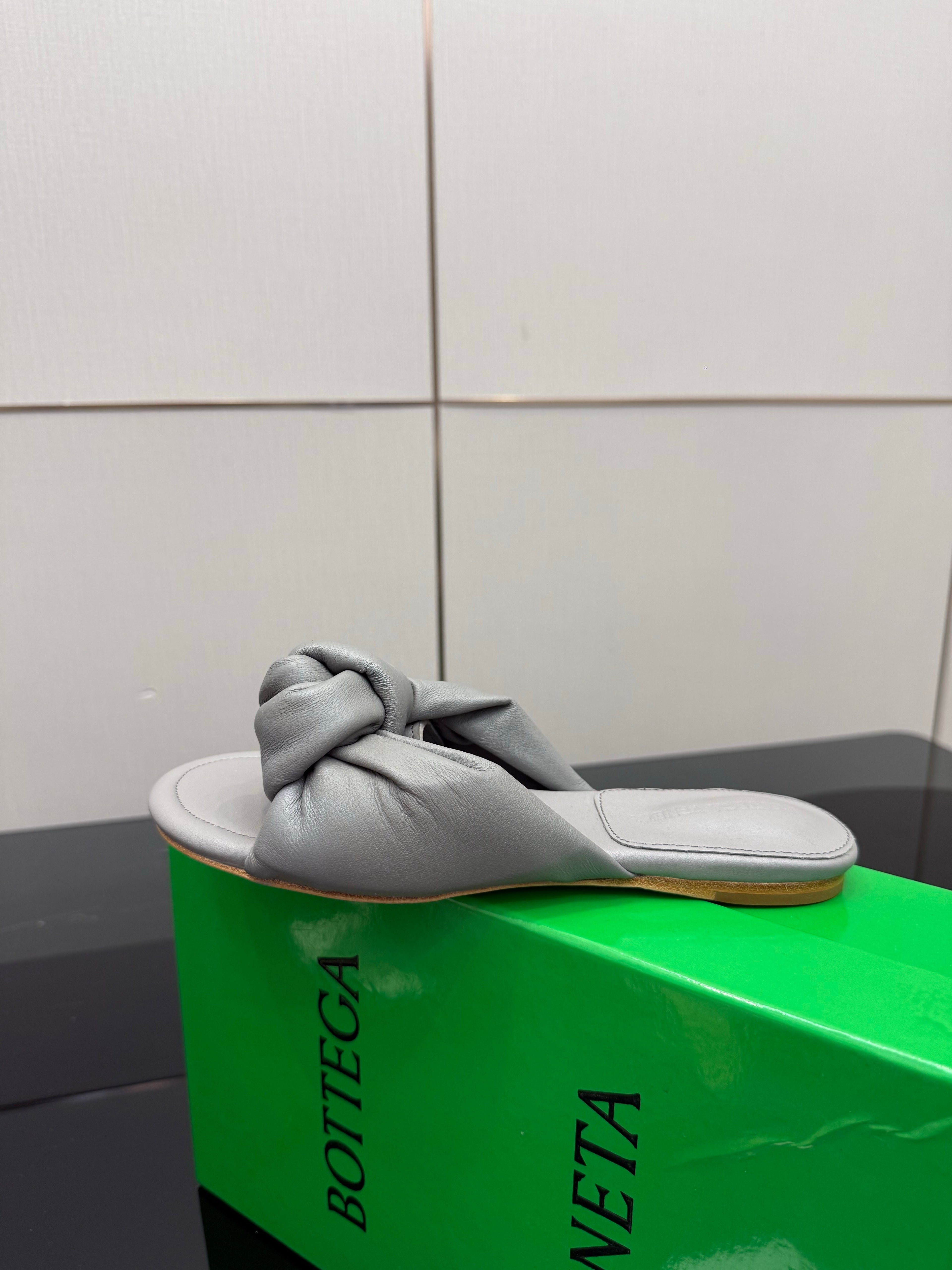 BOTTEGA VENETA 26S SLIDE SANDALS IN DARK GREY LAMBSKIN