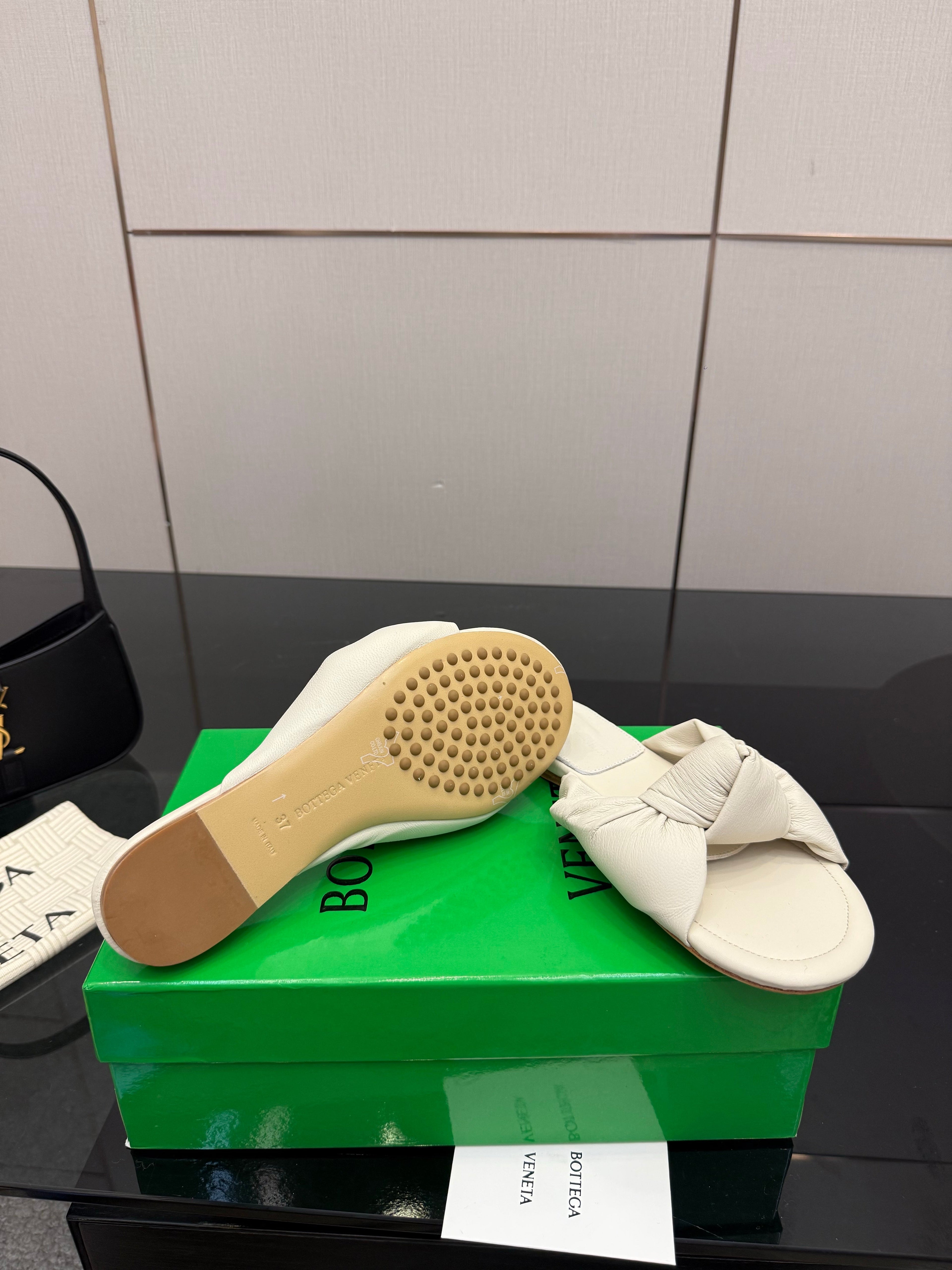 BOTTEGA VENETA 26S SLIDE SANDALS IN OFF-WHITE LAMBSKIN