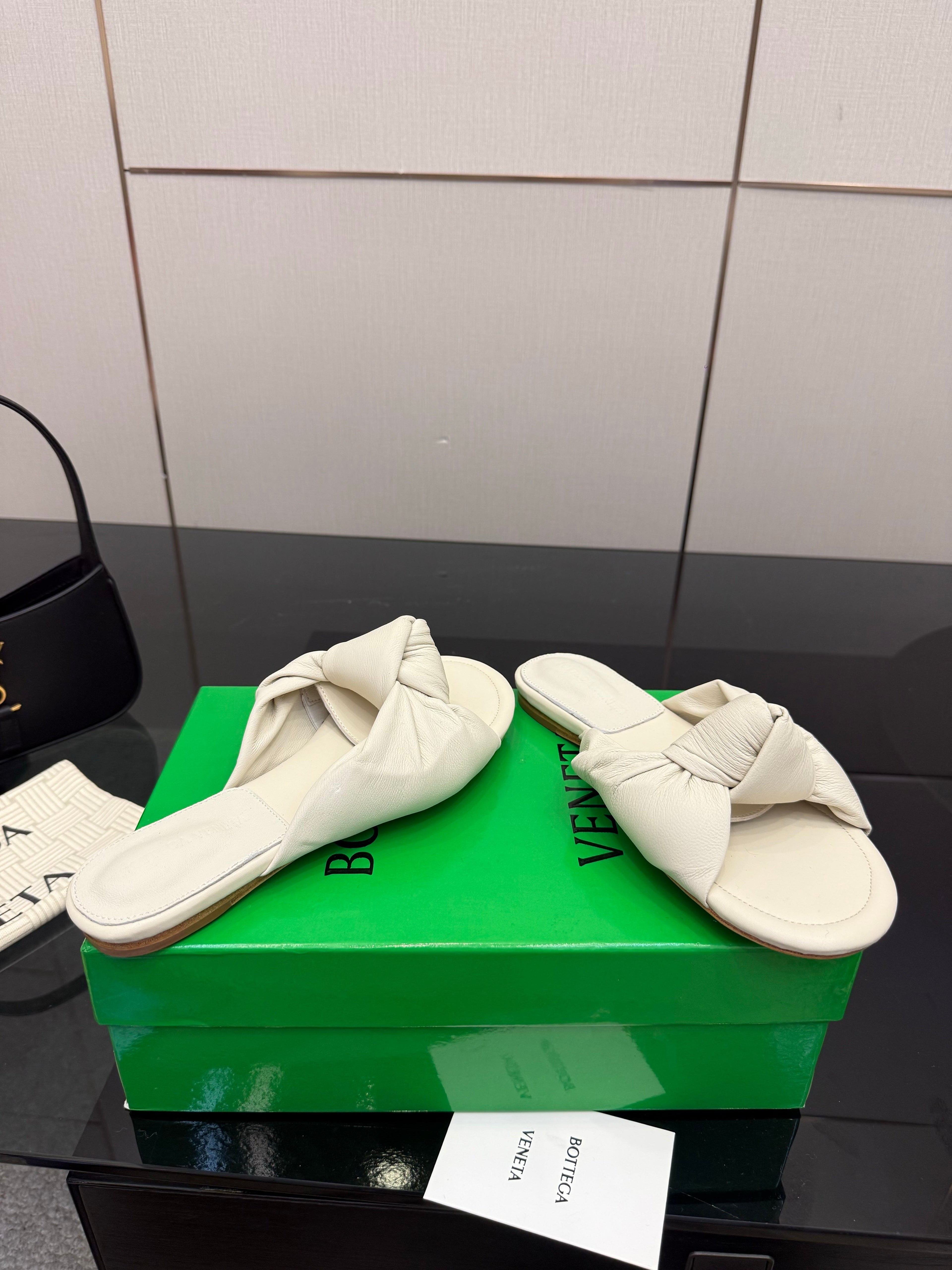 BOTTEGA VENETA 26S SLIDE SANDALS IN OFF-WHITE LAMBSKIN