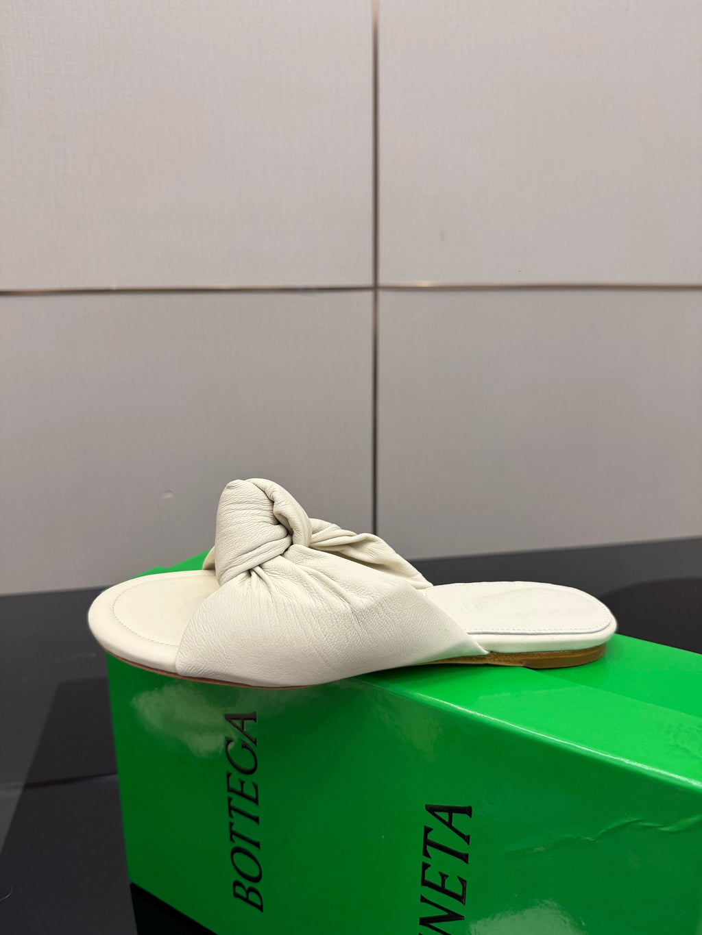 BOTTEGA VENETA 26S SLIDE SANDALS IN OFF-WHITE LAMBSKIN