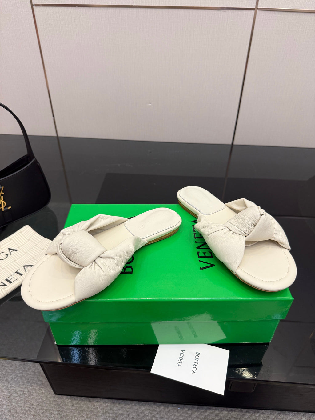 BOTTEGA VENETA 26S SLIDE SANDALS IN OFF-WHITE LAMBSKIN
