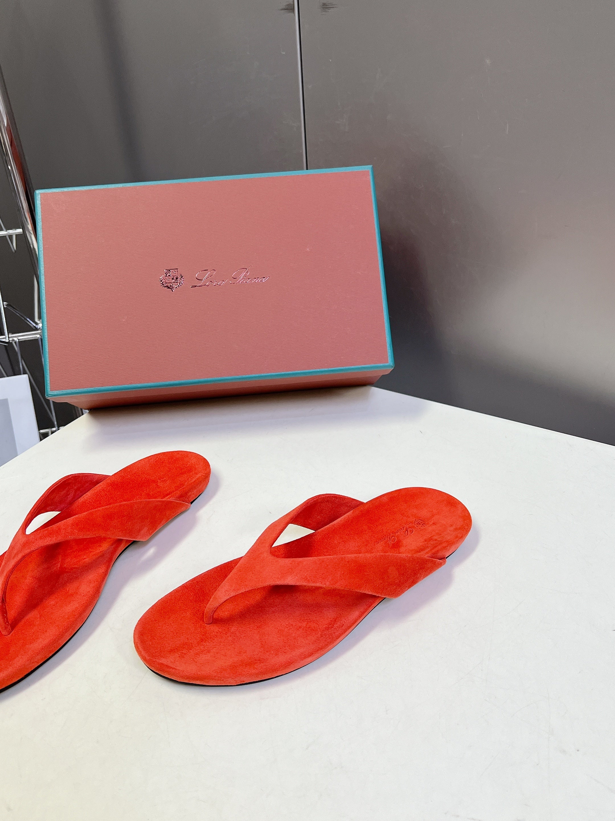 LP 26S THONG SANDALS IN ORANGE RED SUEDE