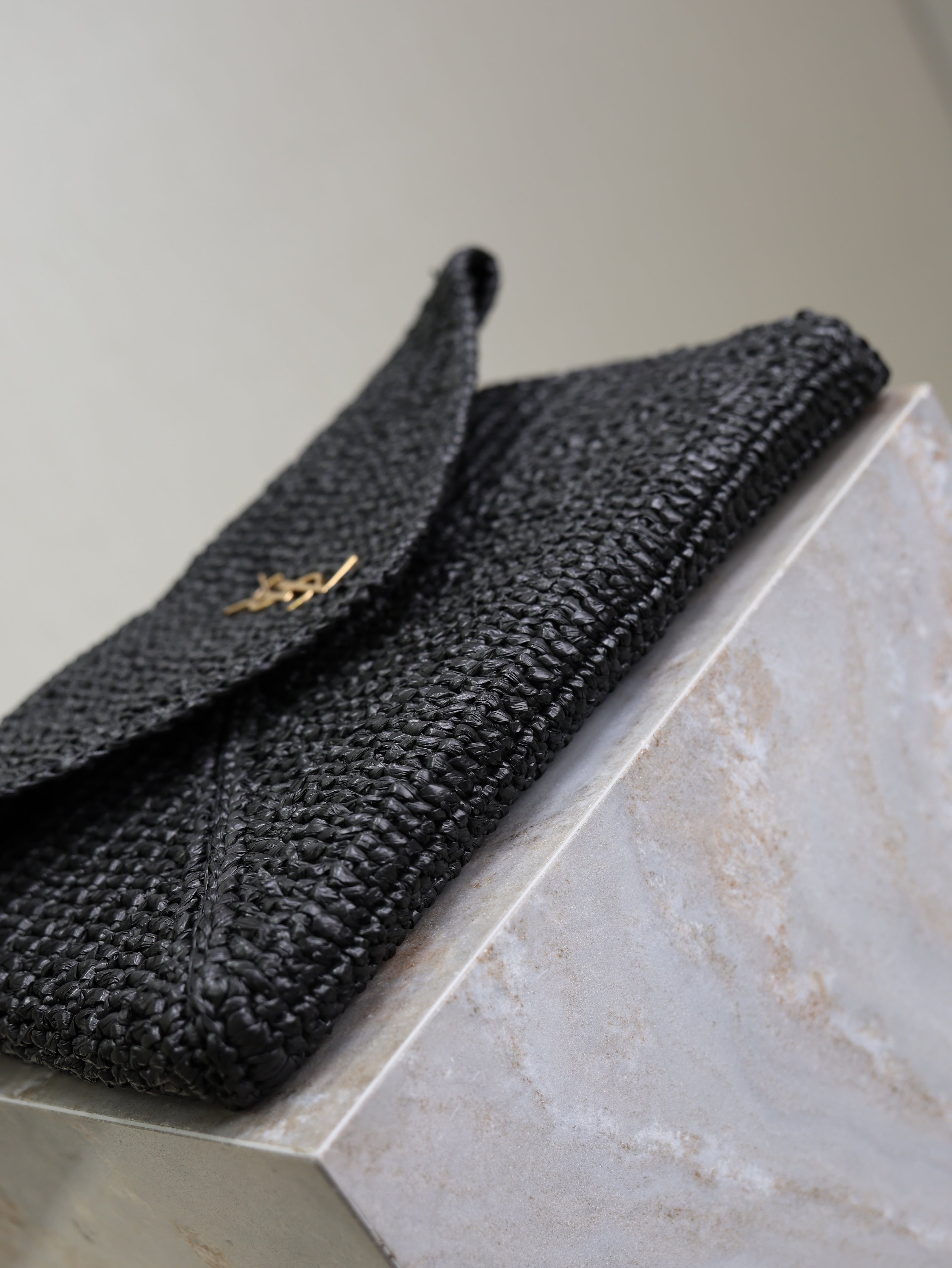 YSL 25S CASSANDRE LARGE ENVELOPE POUCH 29 IN BLACK RAFFIA GOLD HARDWARE