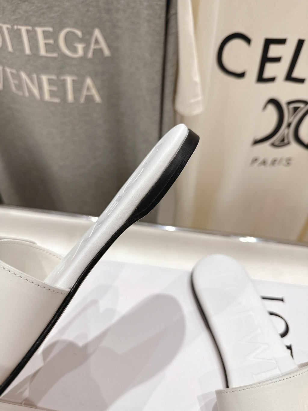 LOEWE 26S PEBBLE SLIDE IN WHITE CALFSKIN GOLD HARDWARE