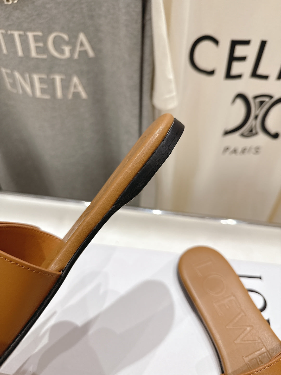 LOEWE 26S PEBBLE SLIDE IN CAMEL BROWN CALFSKIN GOLD HARDWARE