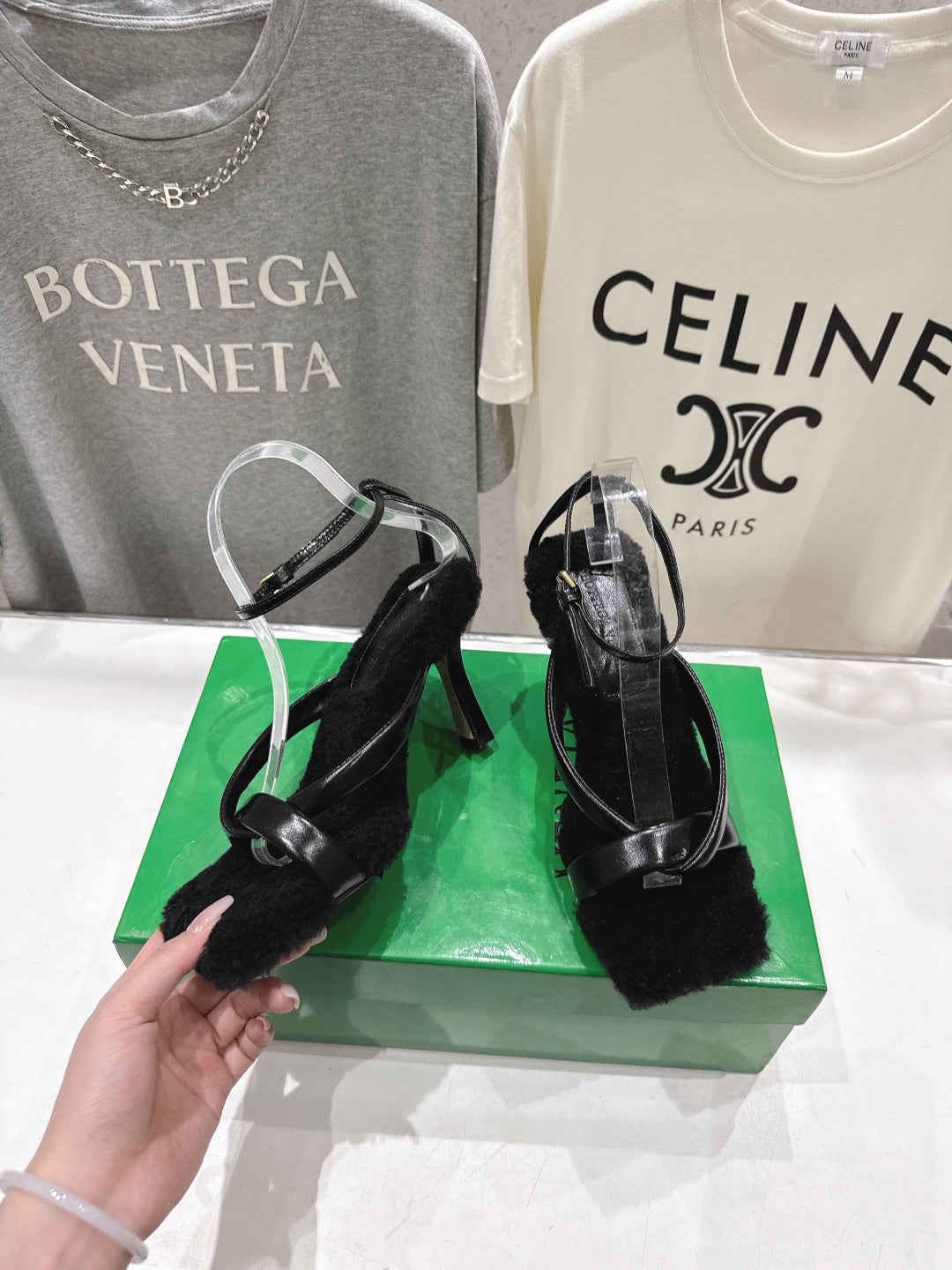 BOTTEGA VENETA 26S HIGH-HEEL SANDALS IN BLACK LAMBSKIN AND SHEARLING