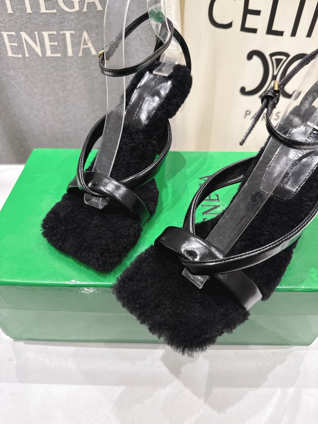 BOTTEGA VENETA 26S HIGH-HEEL SANDALS IN BLACK LAMBSKIN AND SHEARLING