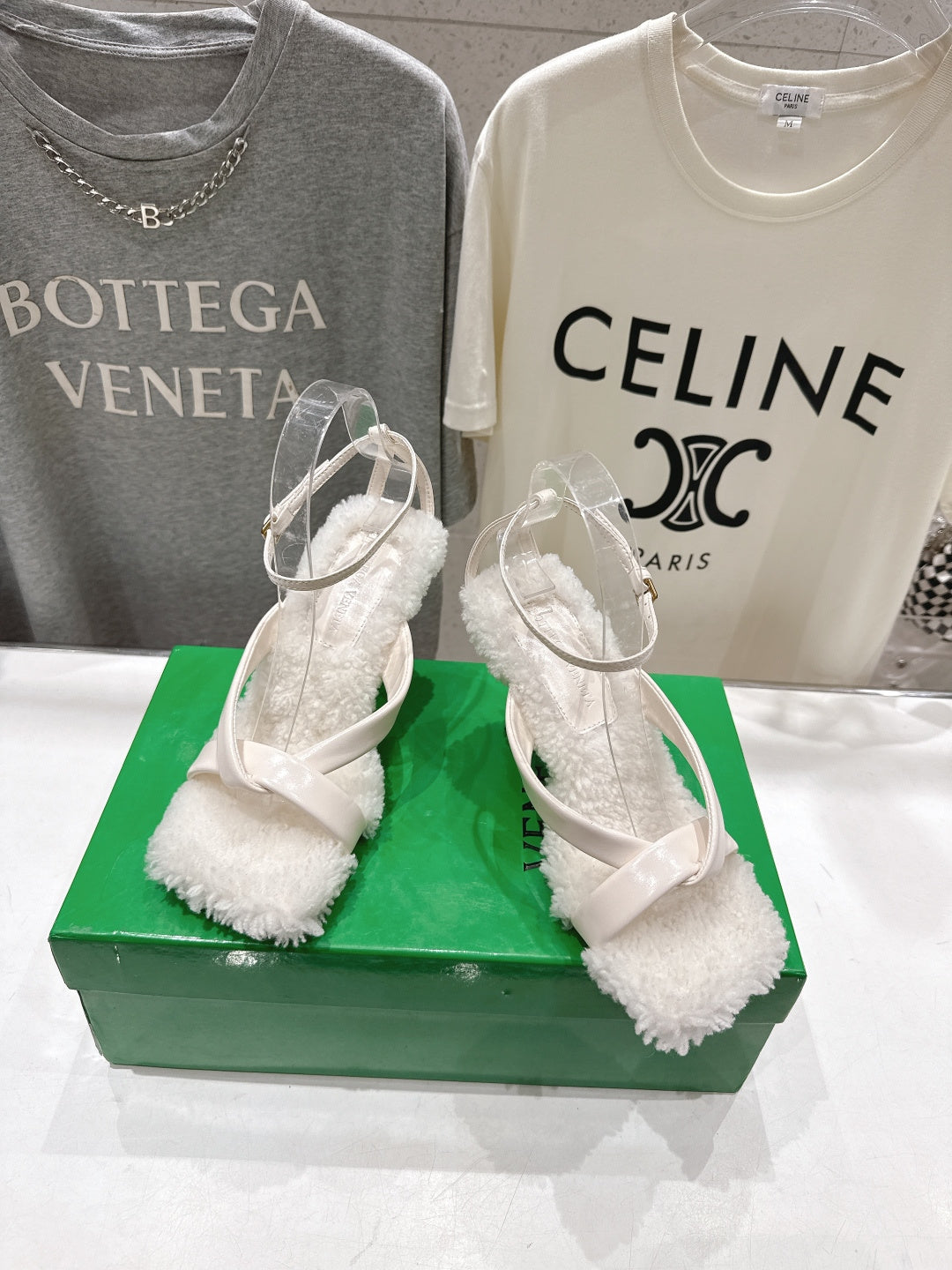 BOTTEGA VENETA 26S HIGH-HEEL SANDALS IN OFF WHITE LAMBSKIN AND SHEARLING