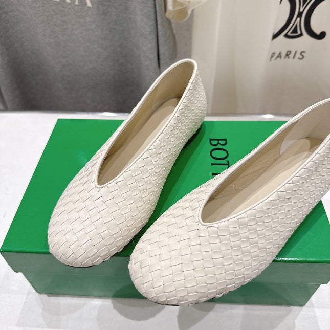 BOTTEGA VENETA 26S BALLET FLATS IN OFF-WHITE WOVEN LAMBSKIN