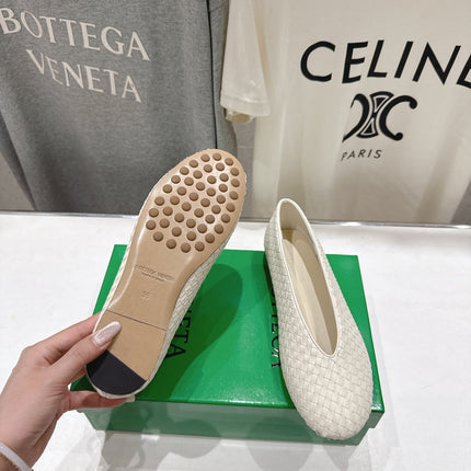 BOTTEGA VENETA 26S BALLET FLATS IN OFF-WHITE WOVEN LAMBSKIN