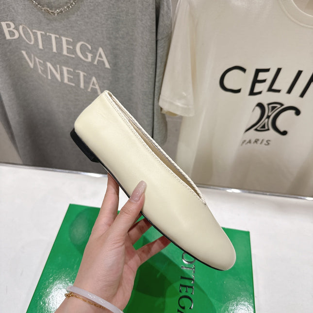 BOTTEGA VENETA 26S BALLET FLATS IN OFF-WHITE LAMBSKIN