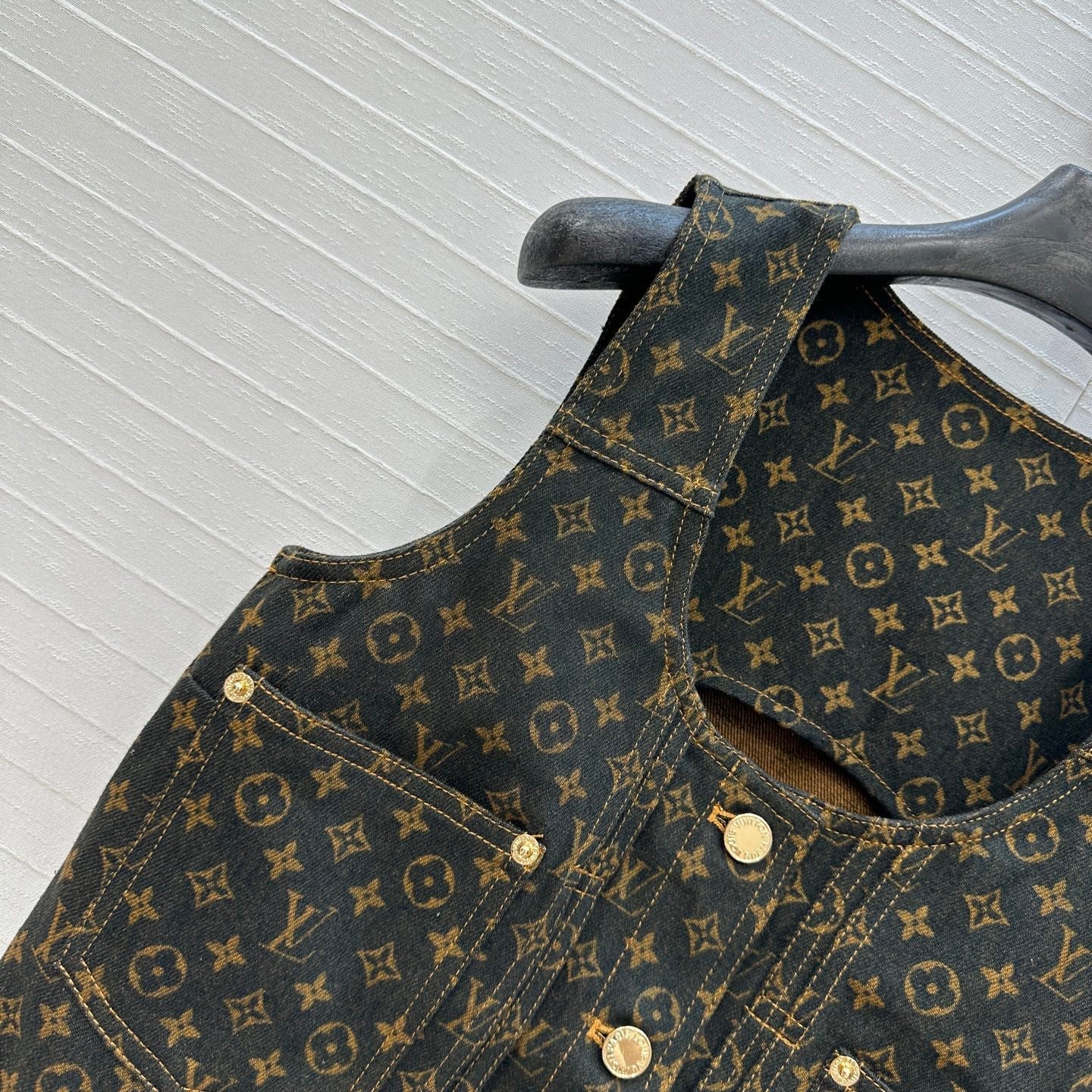 LV  DENIM SLEEVELESS TOP WITH LOGO 264405