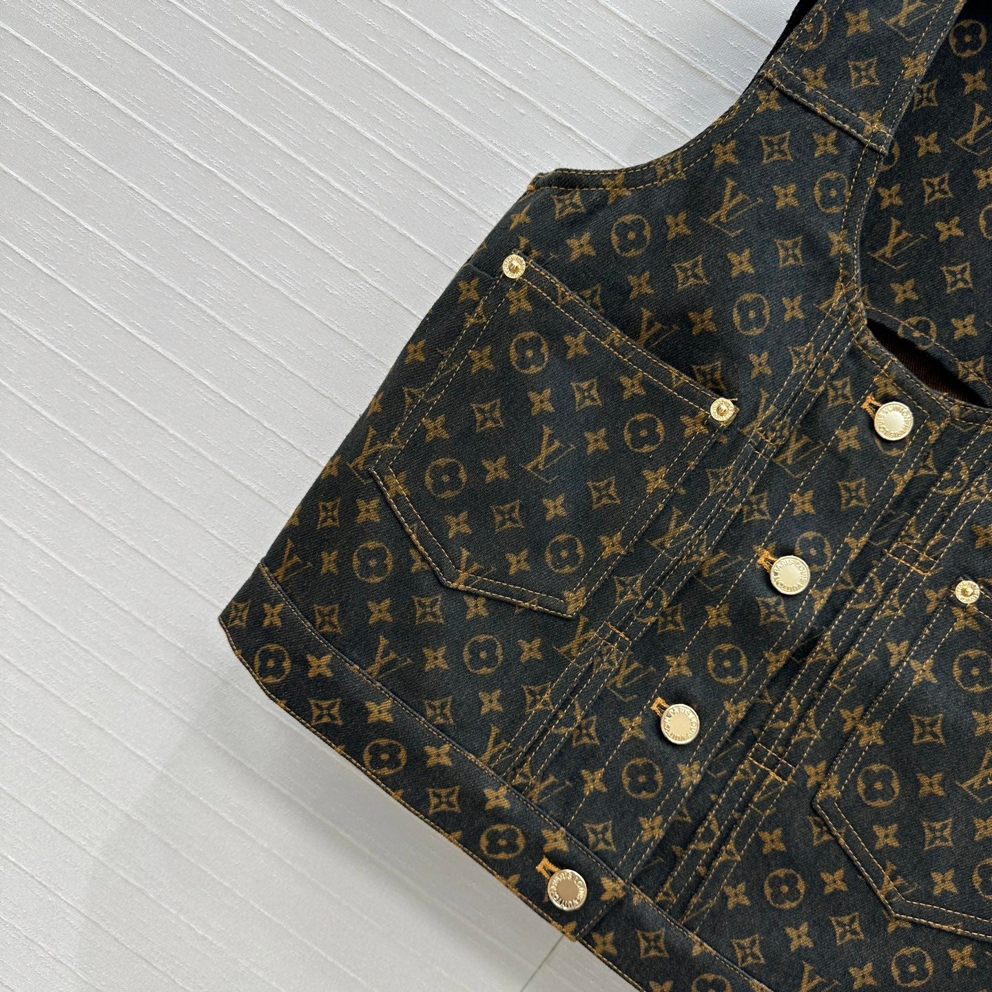 LV  DENIM SLEEVELESS TOP WITH LOGO 264405