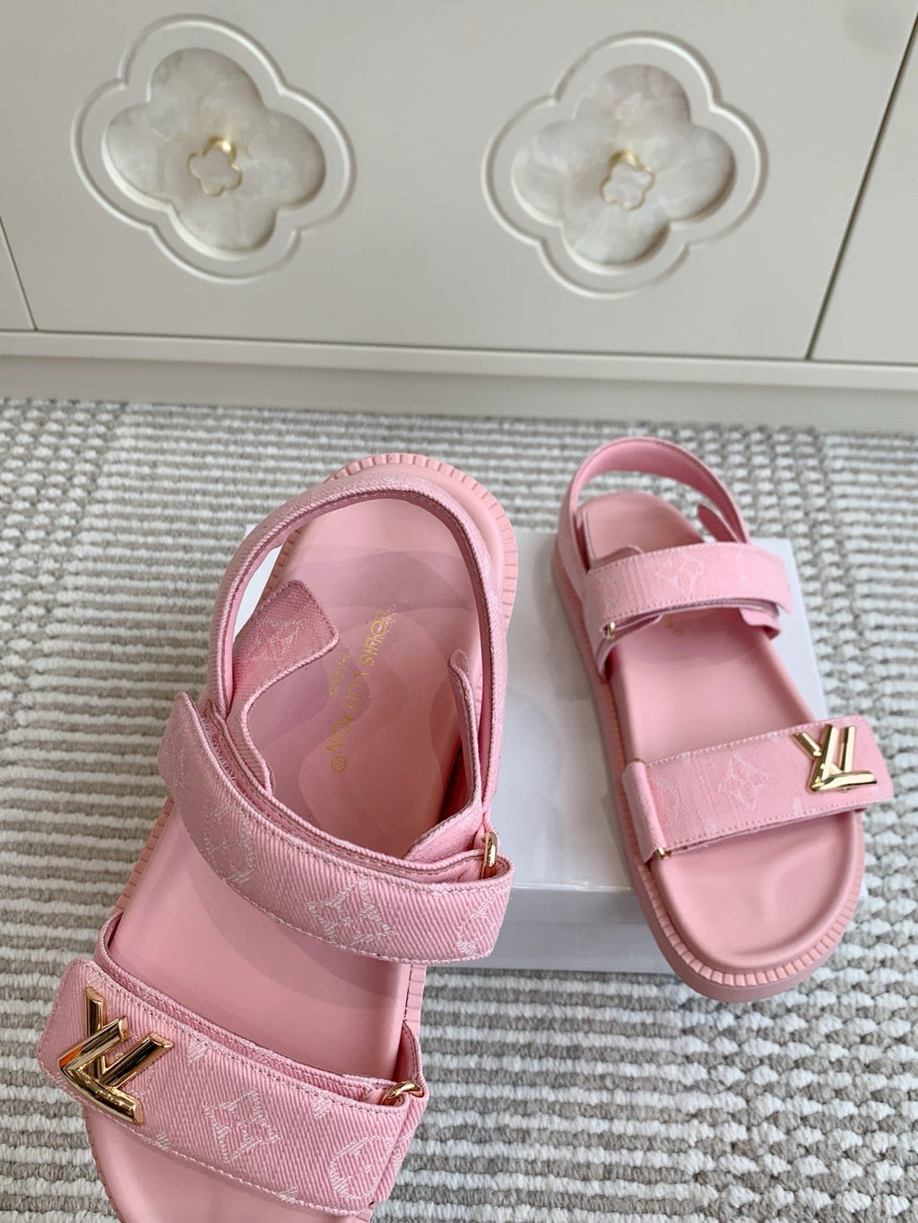 LV SANDALS 25S IN LIGHT PINK DENIM AND CALFSKIN WITH GOLD HARDWARE