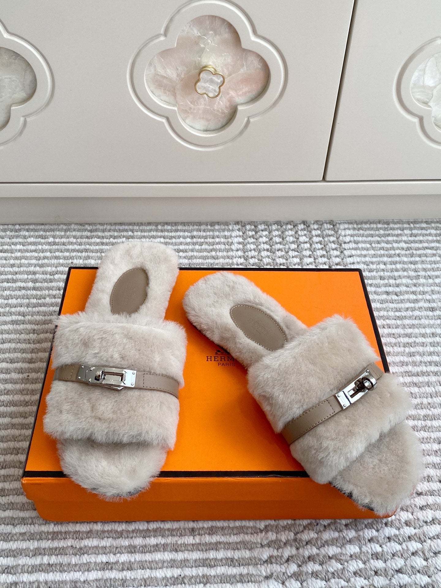 HM 25S GIULIA SANDAL IN PALE BEIGE GRAY SHEARLING WITH SILVER HARDWARE