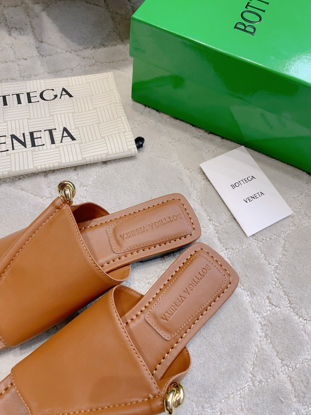 BOTTEGA VENETA 26S FLAT THONG SANDALS IN BROWN LAMBSKIN