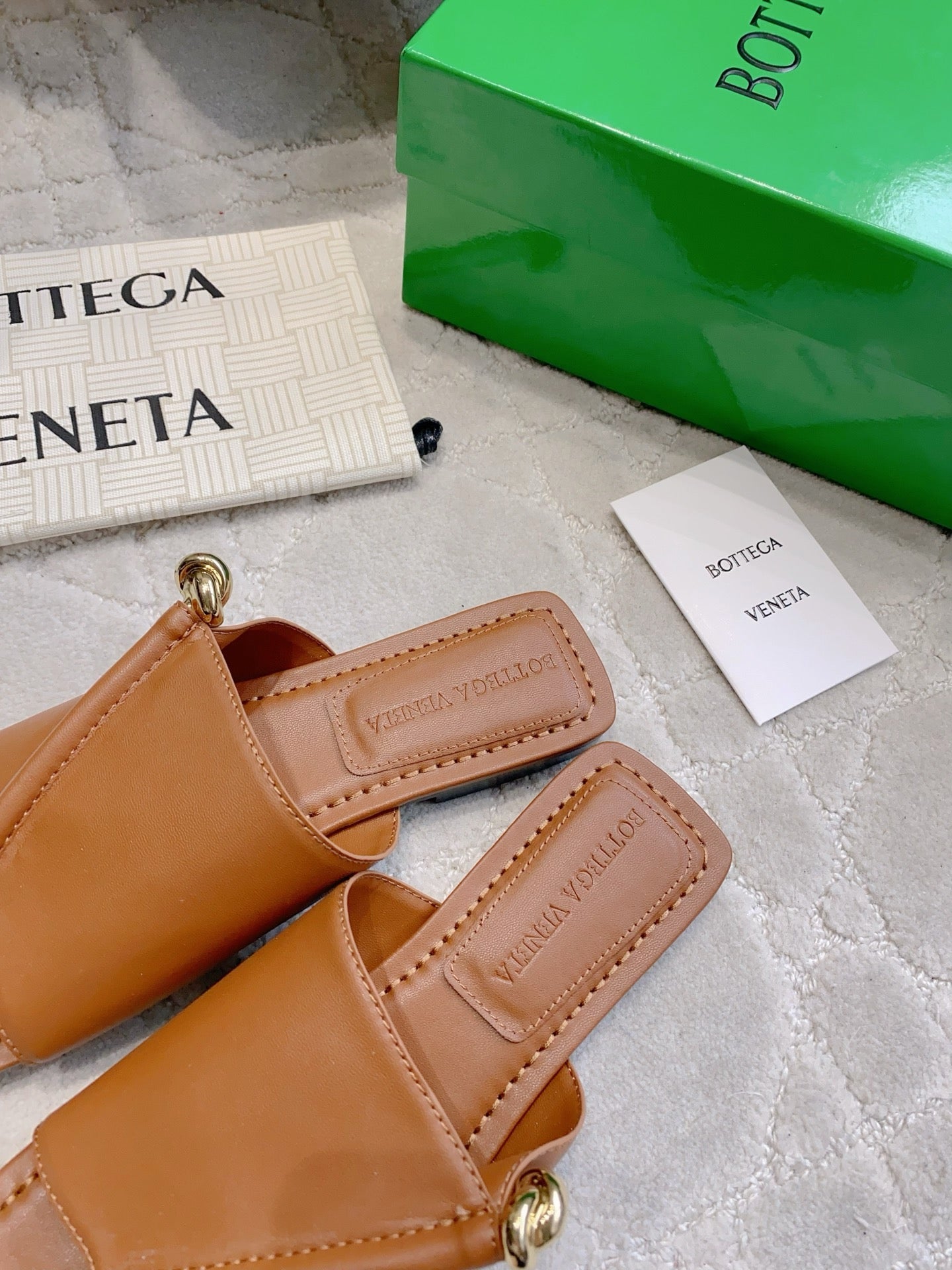 BOTTEGA VENETA 26S FLAT THONG SANDALS IN BROWN LAMBSKIN