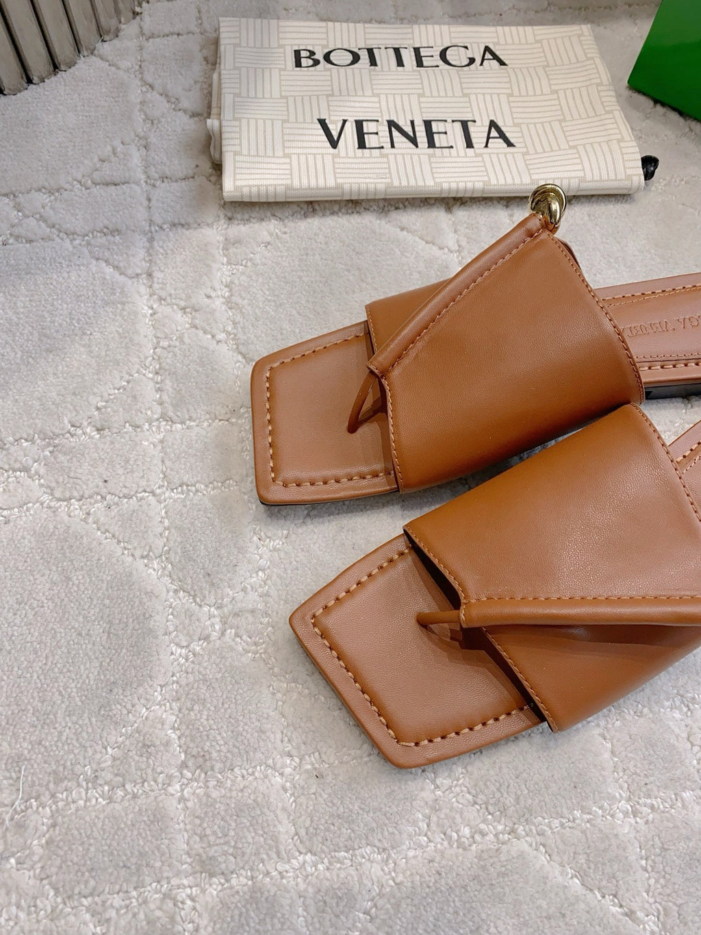 BOTTEGA VENETA 26S FLAT THONG SANDALS IN BROWN LAMBSKIN