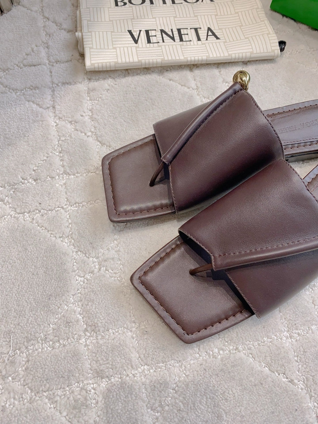 BOTTEGA VENETA 26S FLAT THONG SANDALS IN DARK BROWN LAMBSKIN