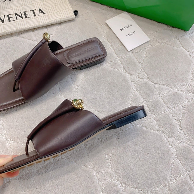 BOTTEGA VENETA 26S FLAT THONG SANDALS IN DARK BROWN LAMBSKIN