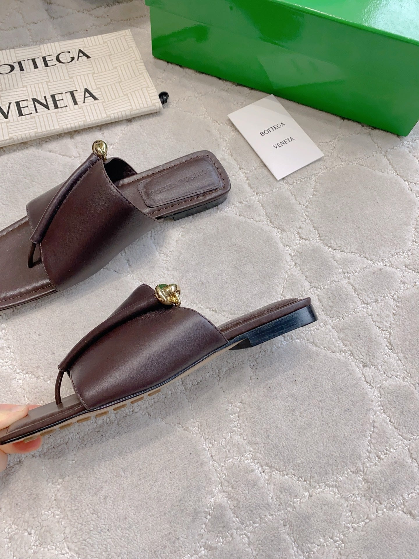 BOTTEGA VENETA 26S FLAT THONG SANDALS IN DARK BROWN LAMBSKIN