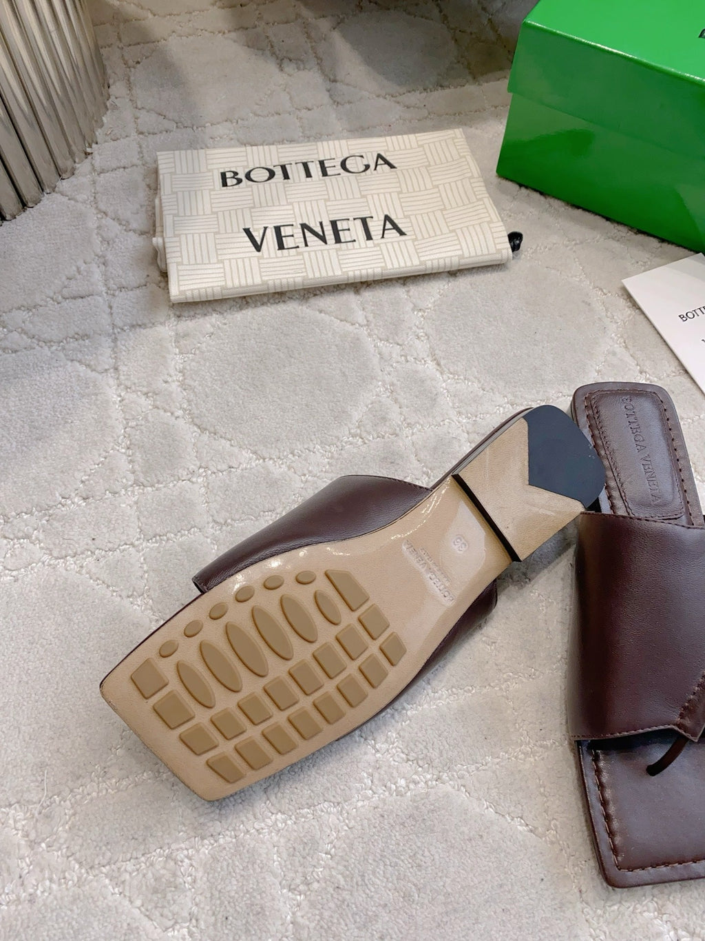 BOTTEGA VENETA 26S FLAT THONG SANDALS IN DARK BROWN LAMBSKIN