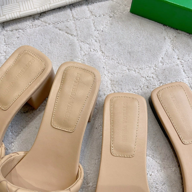 BOTTEGA VENETA 26S SQUARE-TOE SLIDE SANDALS IN BEIGE LAMBSKIN