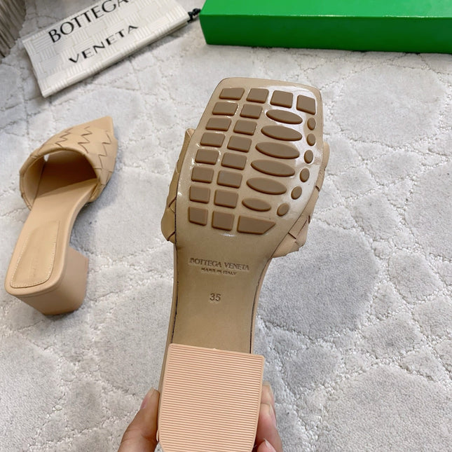 BOTTEGA VENETA 26S SQUARE-TOE SLIDE SANDALS IN BEIGE LAMBSKIN