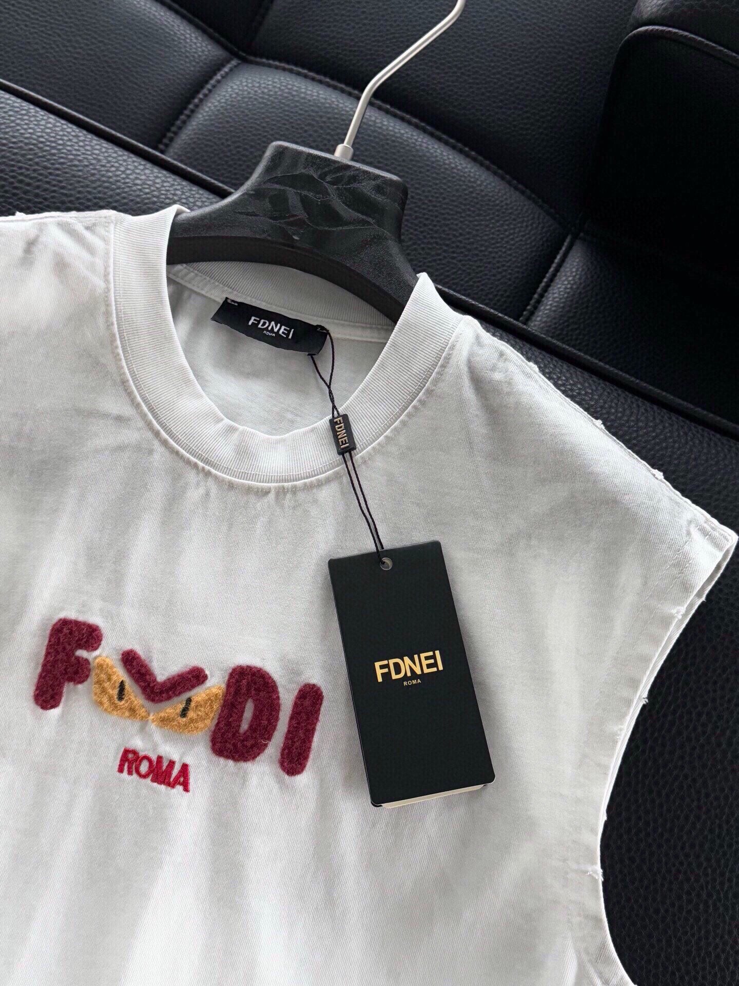 FENDI 26S SLEEVELESS T-SHIRT 157