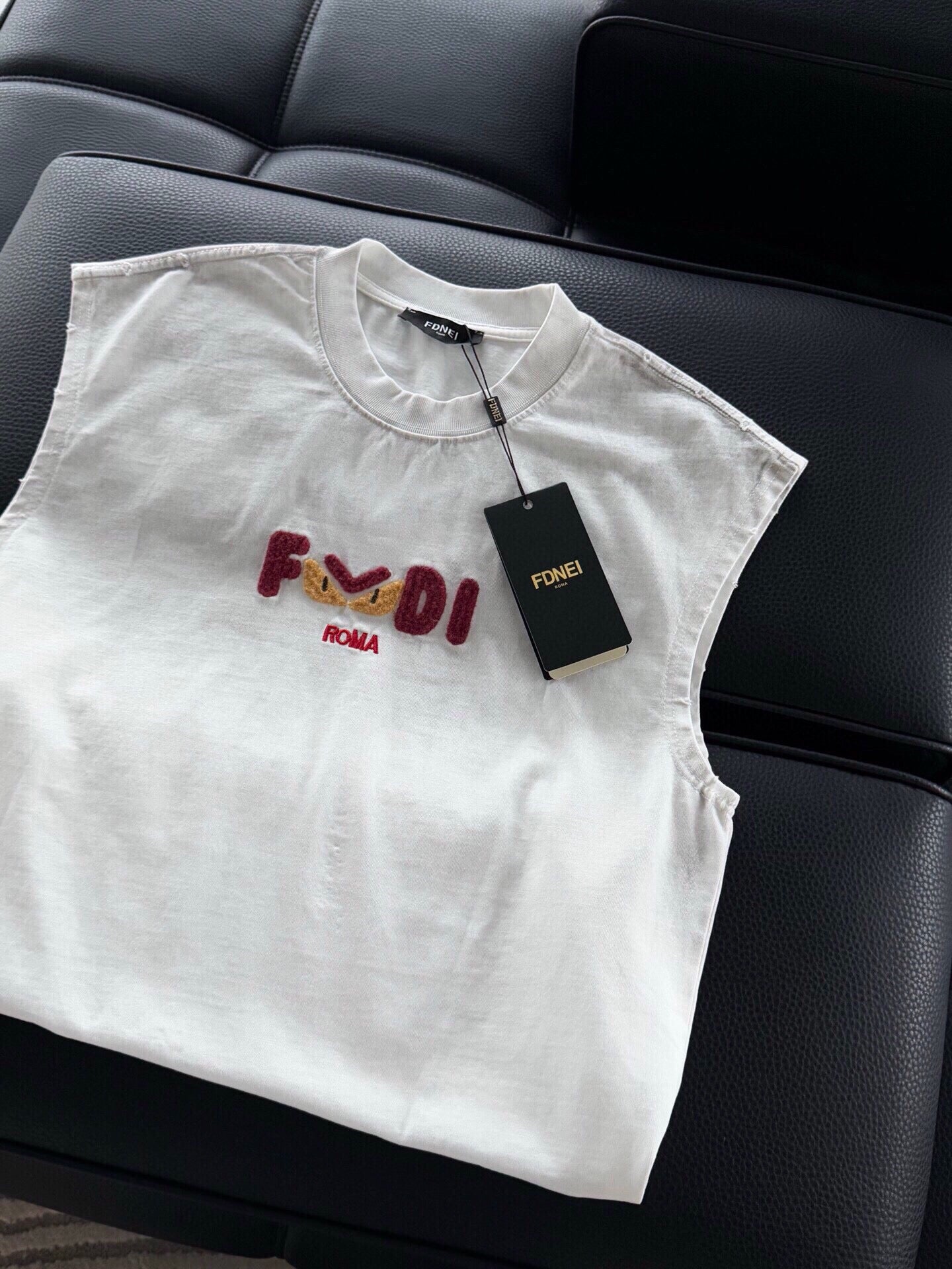 FENDI 26S SLEEVELESS T-SHIRT 157