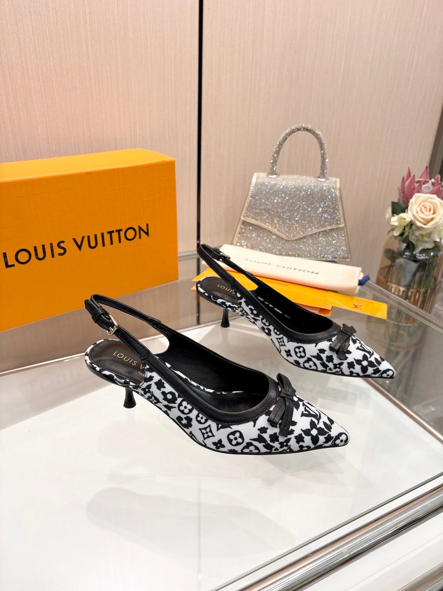 LV 26S BOW-DETAIL SLINGBACK PUMPS 55 MM IN WHITE AND BLACK MONOGRAM CANVAS