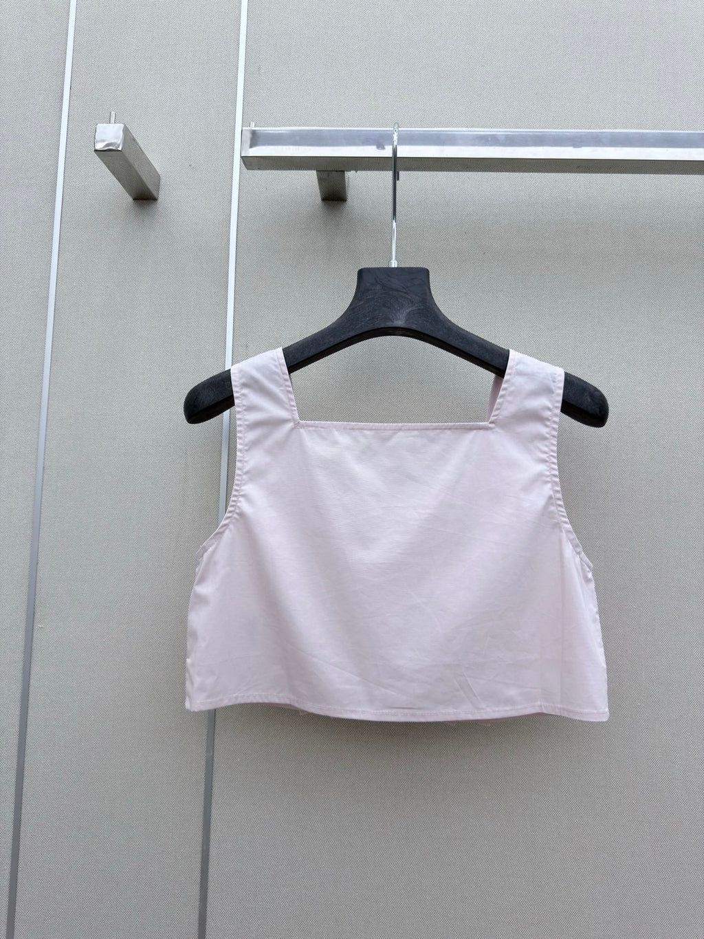 MIUMIU 26S SLEEVELESS CROPPED SQUARE-NECK TOP STYLE 1080