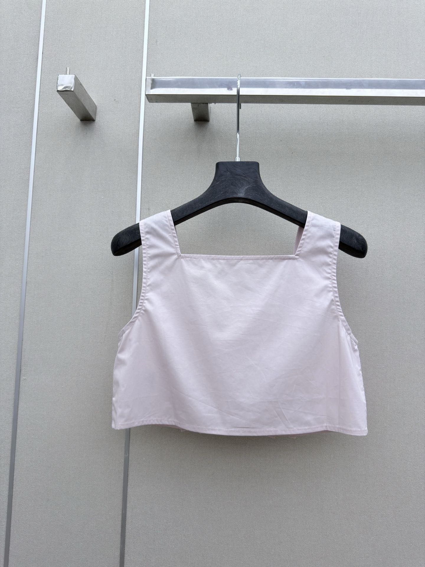 MIUMIU 26S SLEEVELESS CROPPED SQUARE-NECK TOP STYLE 1080