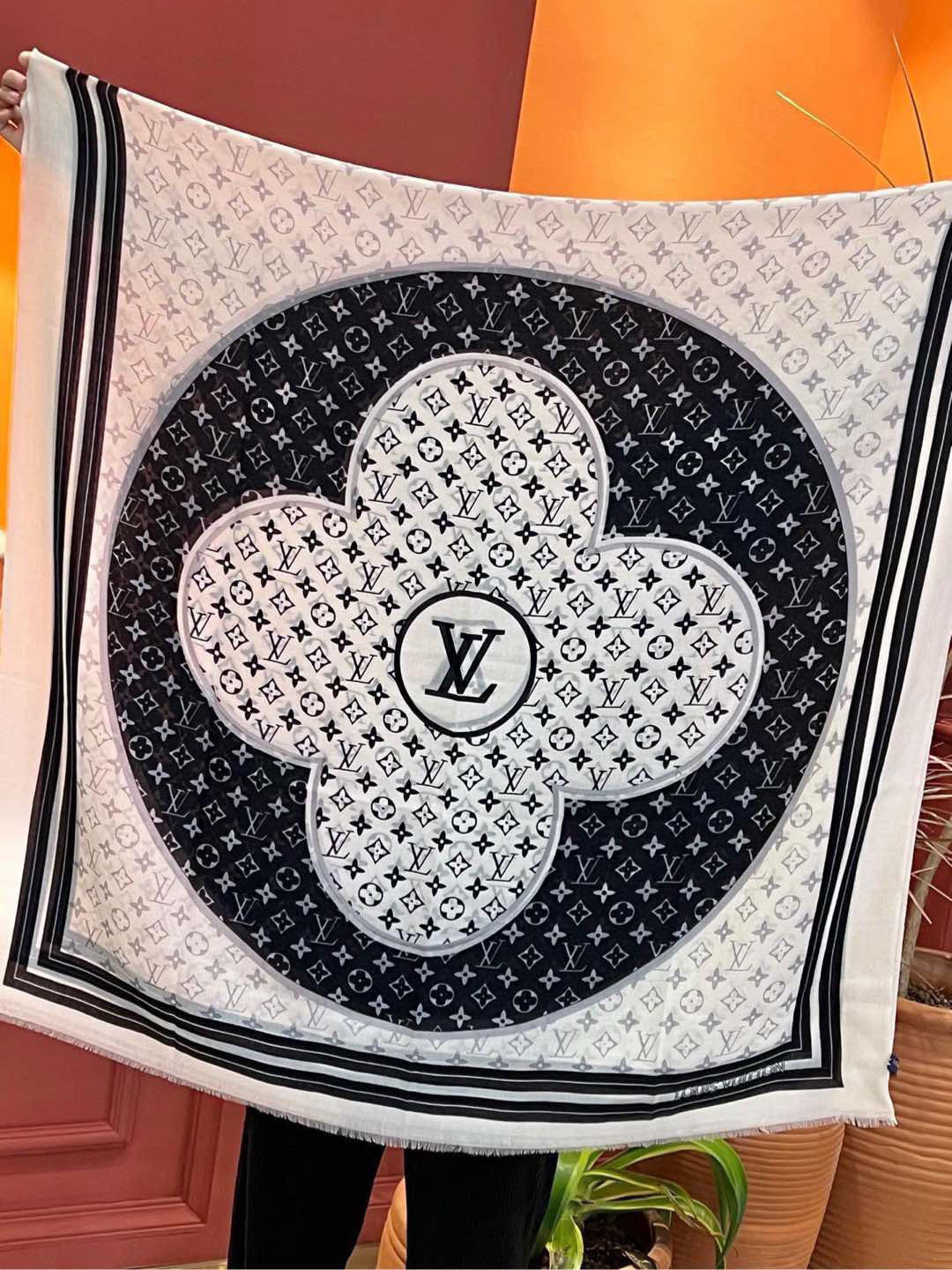 LV SCARF 200 CM IN CASHMERE 732076