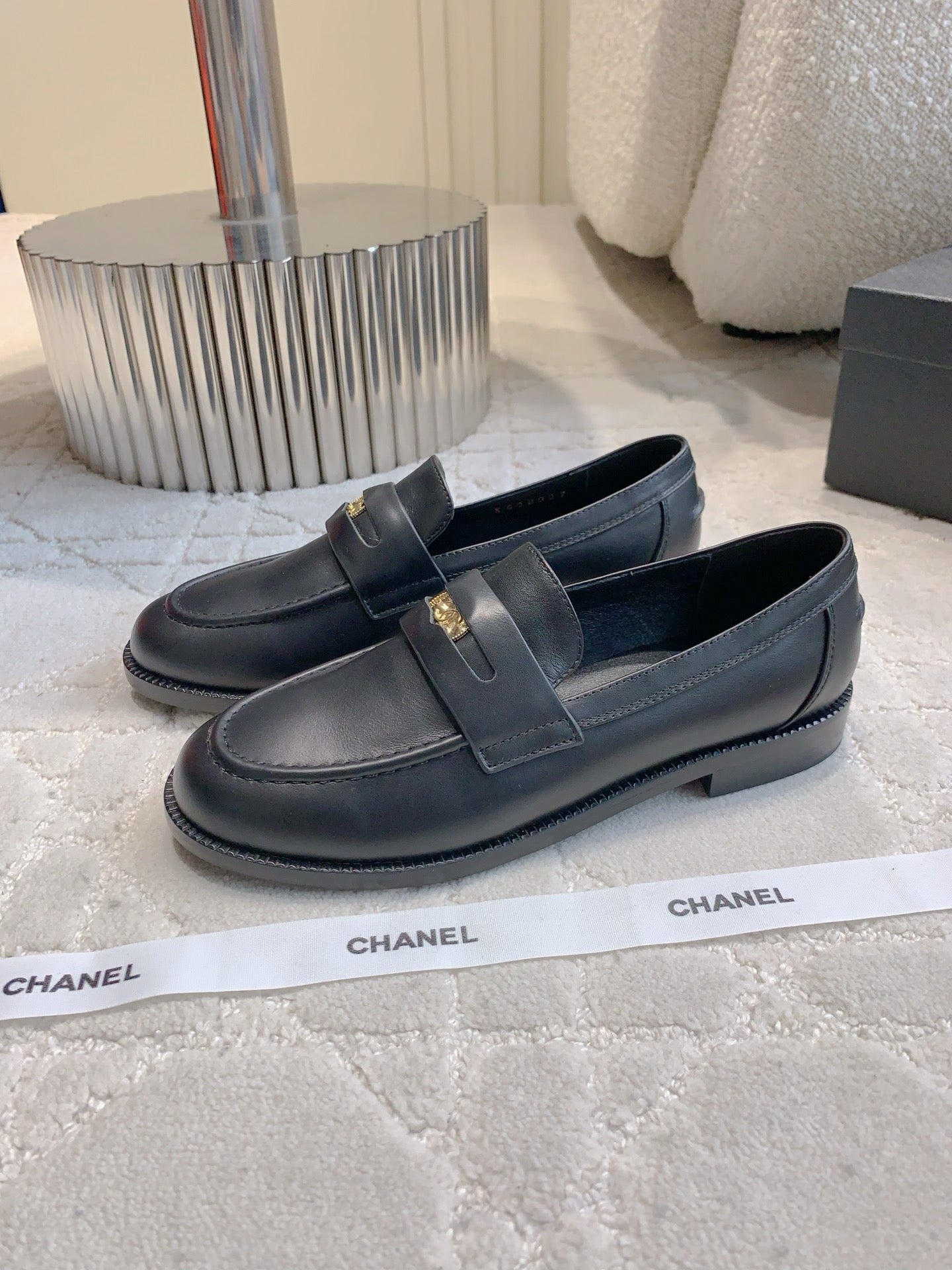 CHANEL 25S MOCCASINS IN BLACK CALFSKIN GOLD HARDWARE