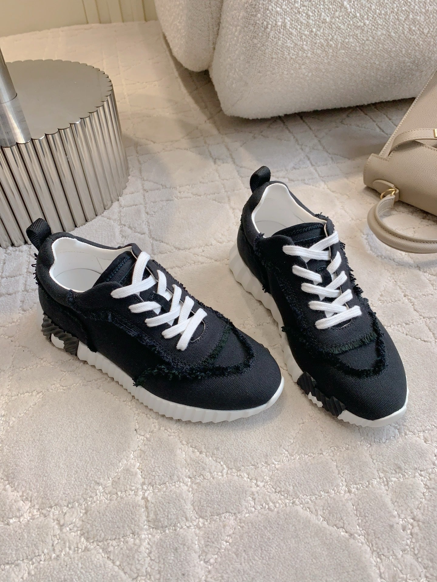 HM SNEAKER LOW SPORTS IN BLACK MESH