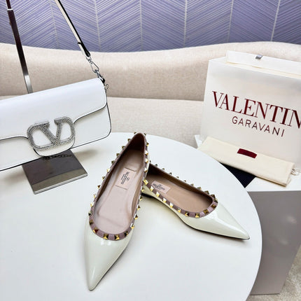 ROCKSTUD FLAT PUMP IN WHITE CALFSKIN