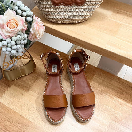 ROCKSTUD FLATFORM SANDAL IN CHOCOLATE BROWN CALFSKIN