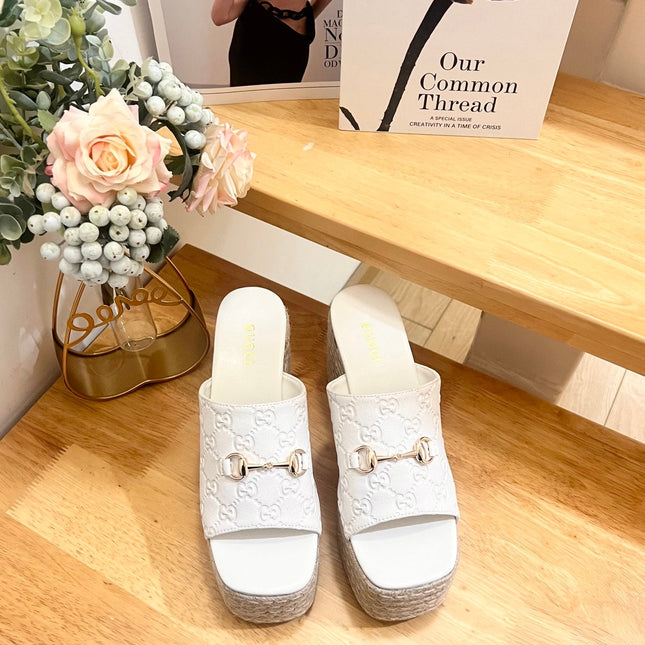 GUCCI 26S WEDGE SANDALS 100 MM IN WHITE SUEDE