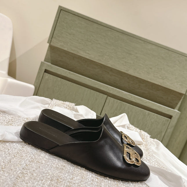 FLAT MULES IN BLACK SMOOTH CALFSKIN GOLD BUCKLE