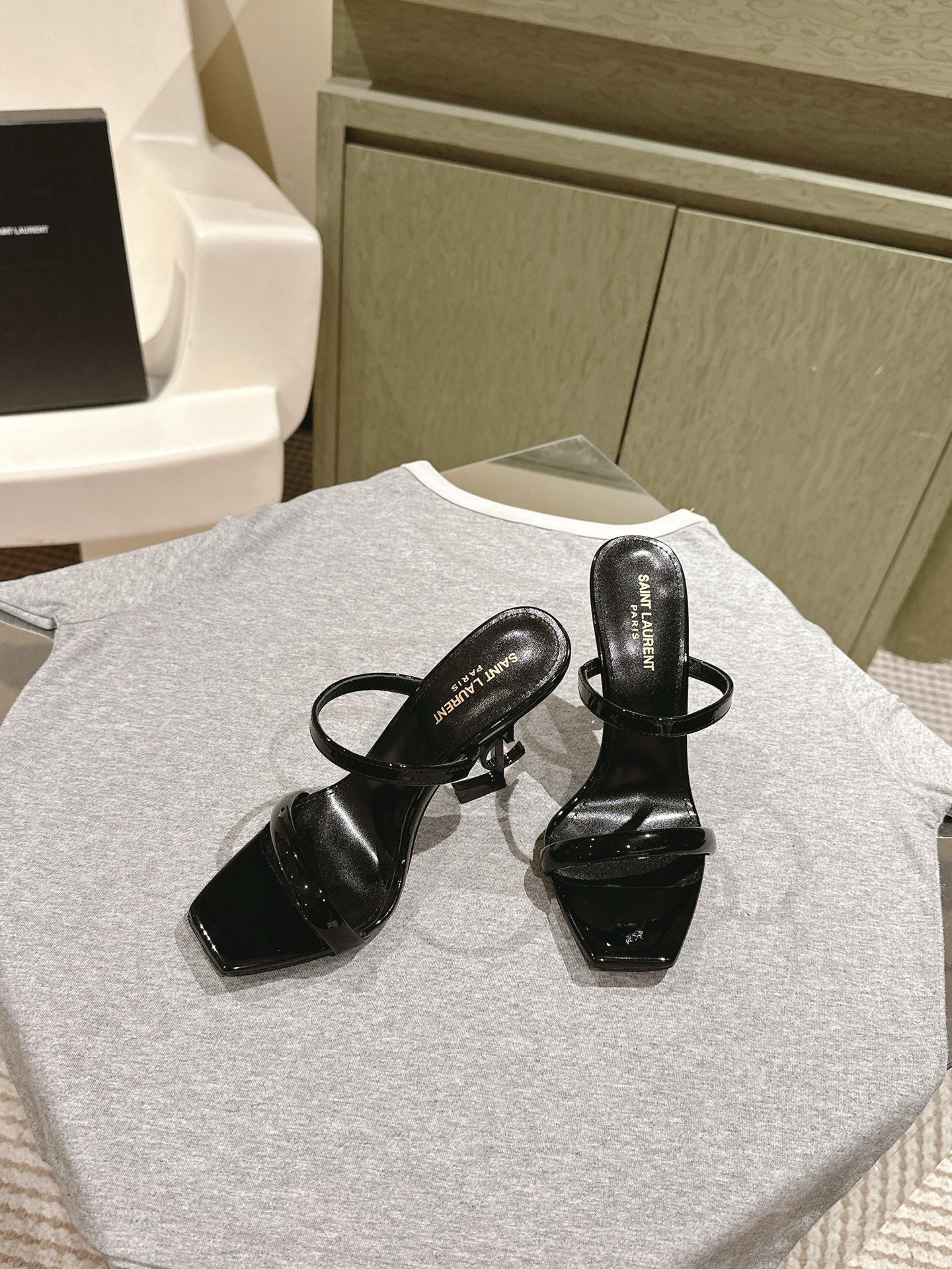 YSL 25S OPYUM HIGH-HEEL SANDALS 100 MM IN BLACK LAMBSKIN