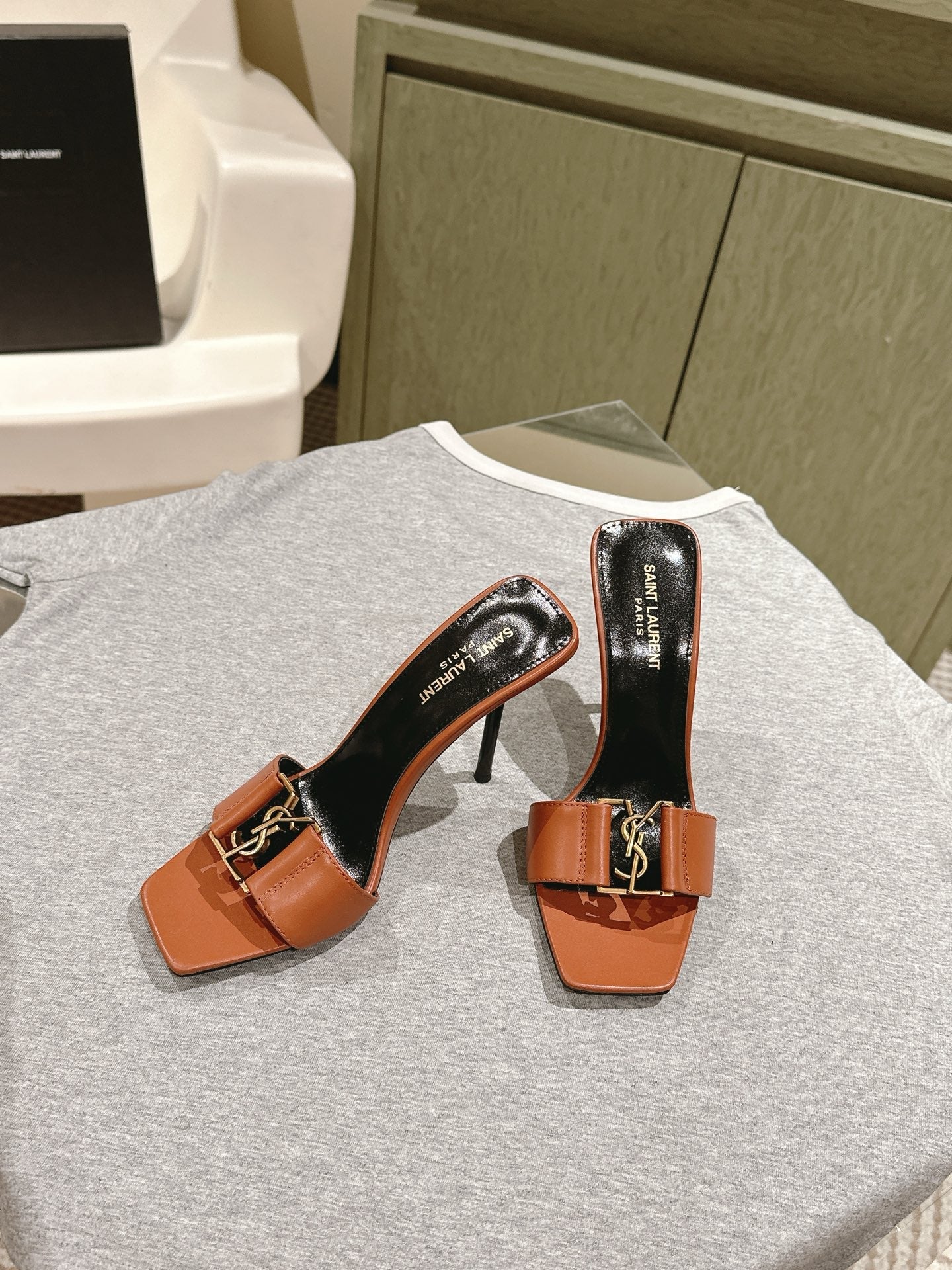 YSL 25S SQUARE-TOE HIGH-HEEL SANDALS 100 MM IN BURNT ORANGE BROWN LAMBSKIN WITH GOLD HARDWARE