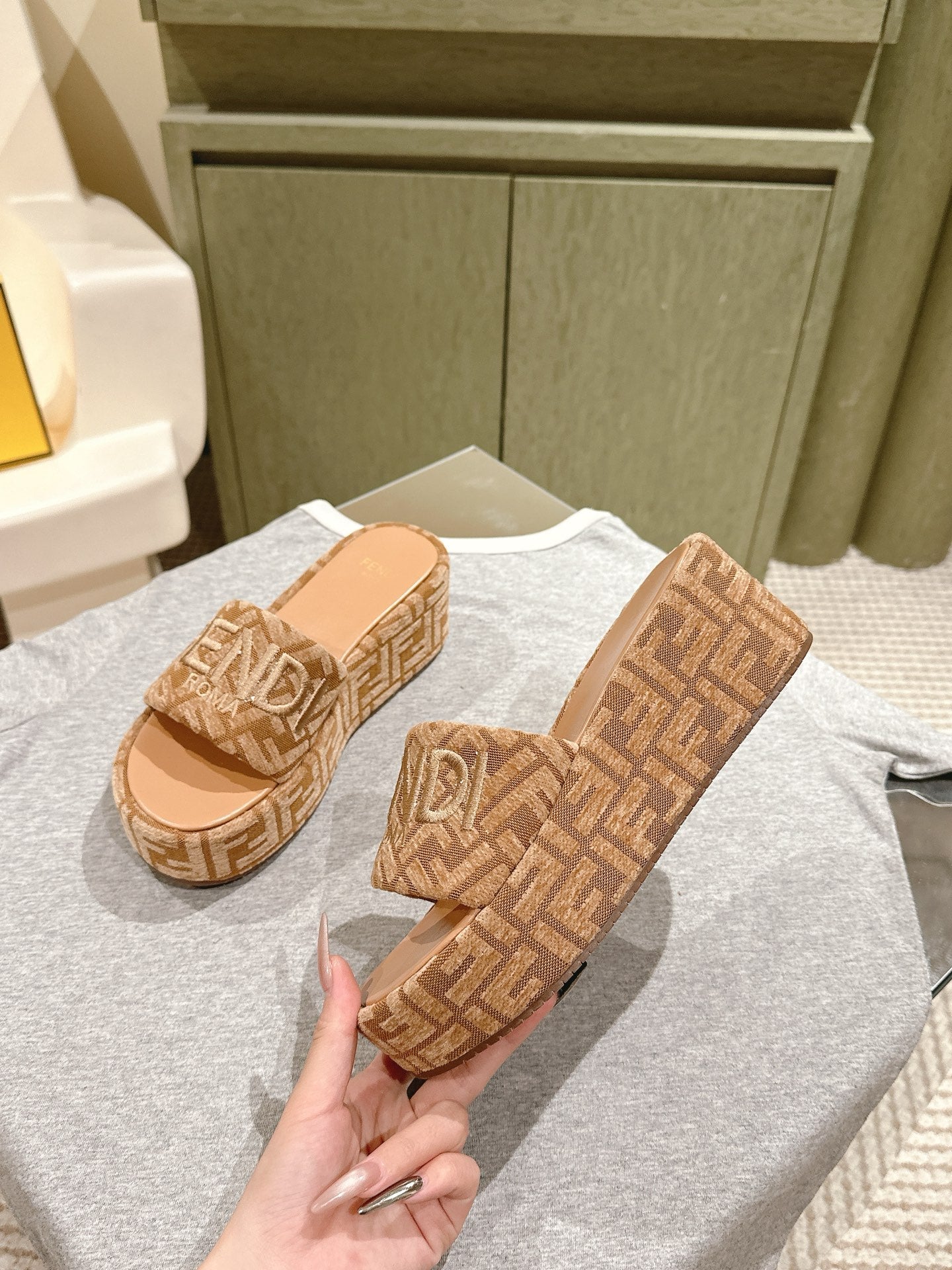 FENDI 26S PLATFORM SANDALS IN LIGHT BROWN FABRIC