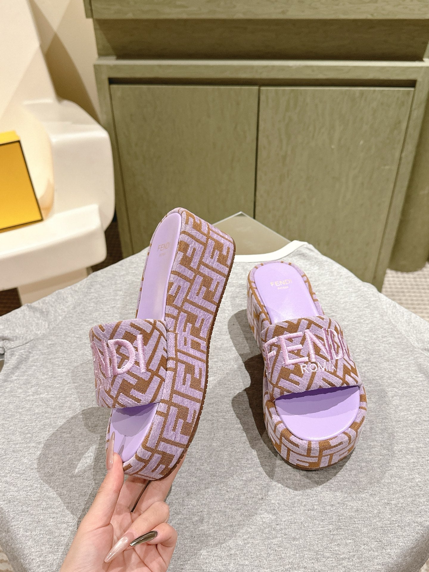 FENDI 26S PLATFORM SANDALS IN BROWN AND PURPLE FABRIC STYLE 5